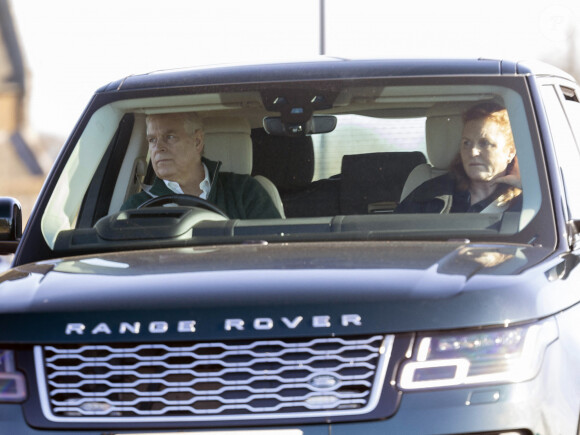 Le prince Andrew, duc d'York et Sarah Ferguson, duchesse d'York, arrivent en Range Rover au château de Windsor, le 19 février 2023. 