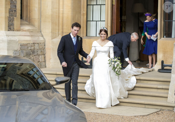 La princesse Eugénie et son mari Jack Brooksbank quittent le château de Windsor après leur mariage à bord d'une Aston Martin le 12 octobre 2018 sous le regard de ses parents le prince Andrew, duc d'York, Sarah Ferguson, duchesse d'York et de sa soeur la princesse Béatrice. 