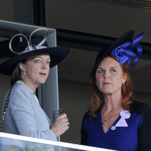 Guest et Sarah Ferguson - La famille royale regarde les courses d'Ascot depuis une tribune privée à Ascot le 19 juin 2015.  Royal Ascot Day 4, Prince Andrew & Sarah Ferguson celebrate in a private box with their daughters Princess Eugenie & Princess Beatrice. Zara Phillips & Mike Tindell are seen presenting a trophy in the parade ring. 19 June 2015 