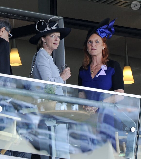 Guest et Sarah Ferguson - La famille royale regarde les courses d'Ascot depuis une tribune privée à Ascot le 19 juin 2015.  Royal Ascot Day 4, Prince Andrew & Sarah Ferguson celebrate in a private box with their daughters Princess Eugenie & Princess Beatrice. Zara Phillips & Mike Tindell are seen presenting a trophy in the parade ring. 19 June 2015 