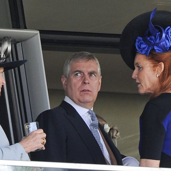 Le prince Andrew et Sarah Ferguson - La famille royale regarde les courses d'Ascot depuis une tribune privée à Ascot le 19 juin 2015. 