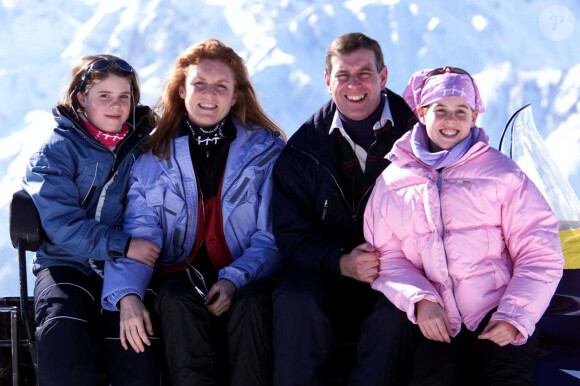 Fergie était sortie de la famille royale en 1996, quatre ans après sa séparation avec le prince Andrew.
Photo de famille au ski du prince Andrew, de la duchesse Sarah Ferguson et de leurs filles, les princesses Eugenie et Beatrice. Verbier, Suisse. 18 février 2001.
