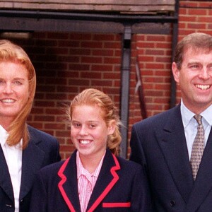 Le prince Andrew, duc d'York, son ex-femme Sarah Ferguson, duchesse d'York, et leur fille la princesse Beatrice à leur arrivée à la "St. George School" à Windsor. Le 7 septembre 2000 