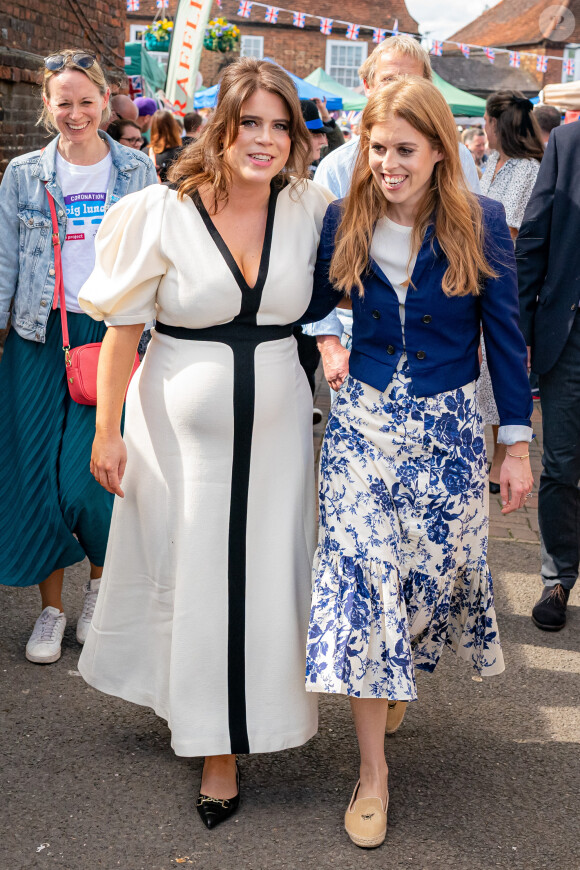 Et très probablement ses deux filles, Eugenie et Beatrice.
La princesse Eugenie d'York, enceinte, et la princesse Beatrice d'York (veste bleue) assistent au "Big Lunch" du couronnement à Chalfont St Giles (Buckinghamshire), le 7 mai 2023. Des centaines de sujets britanniques à travers le pays fêtent le sacre du roi d'Angleterre et de la reine consort, célébré la veille à l'abbaye de Westminster à Londres. 