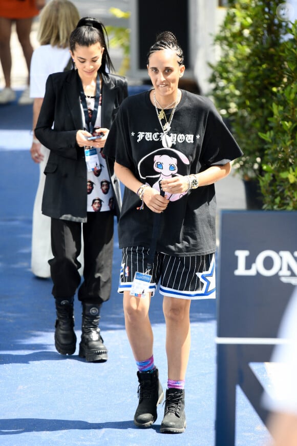 Exclusif - Roxane Depardieu et sa compagne la chanteuse Elia arrivent à la 9ème édition du "Longines Paris Eiffel Jumping" au Champ de Mars à Paris, France, le 23 juin 2023. © Pierre Perusseau/Bestimage 