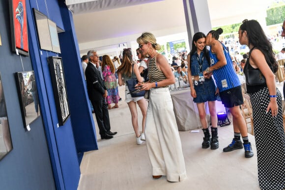 Les deux femmes ont croisé pas mal de VIP.
Exclusif - Laeticia Hallyday avec sa fille Joy, Roxane Depardieu et sa compagne la chanteuse Elia (Elia Taïeb) dans l'Espace VIP lors de la 9ème édition du "Longines Paris Eiffel Jumping" au Champ de Mars à Paris, France, le 25 juin 2023. © Perusseau-Veeren/Bestimage 