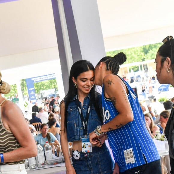 Les deux femmes ont croisé pas mal de VIP.
Exclusif - Laeticia Hallyday avec sa fille Joy, Roxane Depardieu et sa compagne la chanteuse Elia (Elia Taïeb) dans l'Espace VIP lors de la 9ème édition du "Longines Paris Eiffel Jumping" au Champ de Mars à Paris, France, le 25 juin 2023. © Perusseau-Veeren/Bestimage 