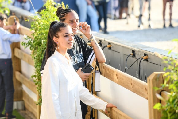 Exclusif - Roxane Depardieu et sa compagne la chanteuse Elia dans l'Espace VIP lors de la 9ème édition du "Longines Paris Eiffel Jumping" au Champ de Mars à Paris, France, le 24 juin 2024. © Perusseau-Veeren/Bestimage 