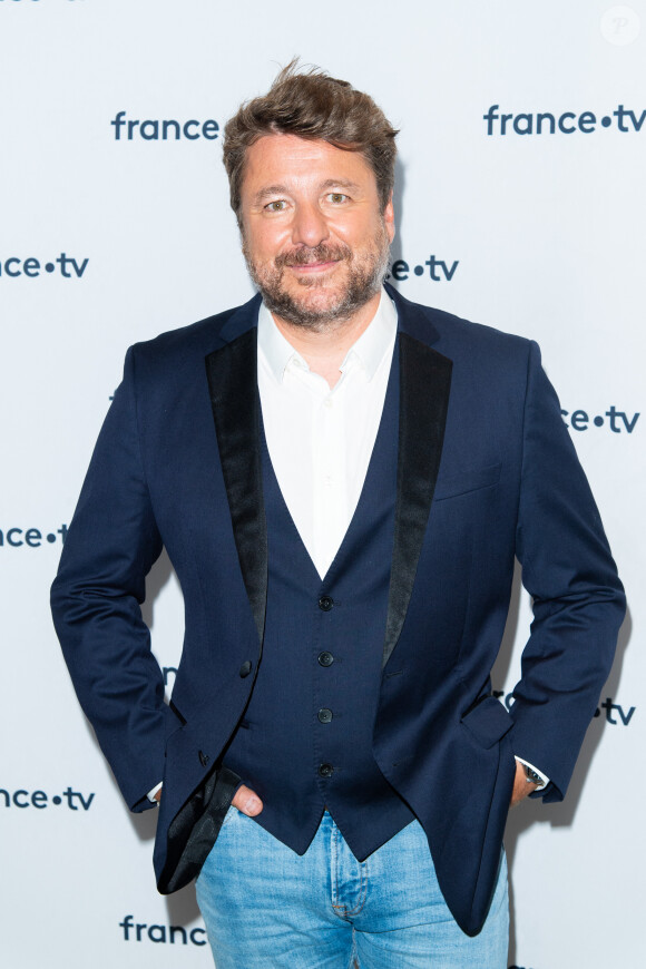 Bruno Guillon lors du photocall dans le cadre de la conférence de presse de France Télévisions au Pavillon Gabriel à Paris, France, le 24 août 2021. © Pierre Perusseau/Bestimage