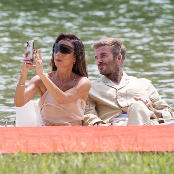 Victoria Beckham et son mari David Beckham en front row dans une barque du défilé Jacquemus collection "Le chouchou" automne-hiver 2023/2024, même si la marque est désormais déconnectée du traditionnel calendrier de la mode et livre des collections qui ne sont plus liées aux saisons, au château de Versailles, France, le 26 juin 2023. © Olivier Borde/Bestimage 