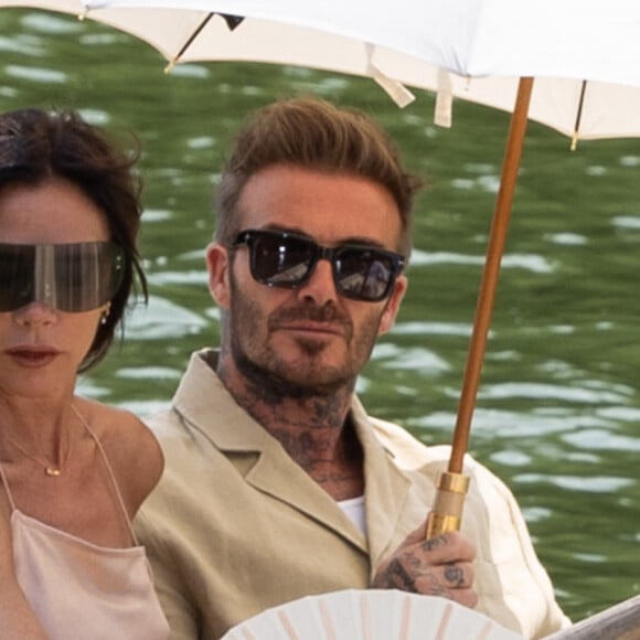 Victoria Beckham et son mari David Beckham en front row dans une barque du défilé Jacquemus collection "Le chouchou" automne-hiver 2023/2024, même si la marque est désormais déconnectée du traditionnel calendrier de la mode et livre des collections qui ne sont plus liées aux saisons, au château de Versailles, France, le 26 juin 2023. © Olivier Borde/Bestimage 