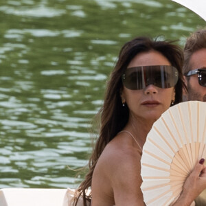 Deux icônes de mode !
Victoria Beckham et son mari David Beckham en front row dans une barque du défilé Jacquemus collection "Le chouchou" automne-hiver 2023/2024, même si la marque est désormais déconnectée du traditionnel calendrier de la mode et livre des collections qui ne sont plus liées aux saisons, au château de Versailles, France, le 26 juin 2023. © Olivier Borde/Bestimage 