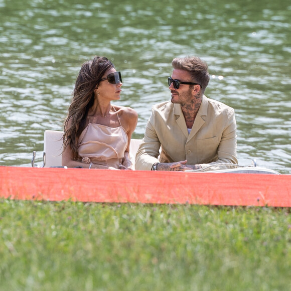 Victoria Beckham et son mari David Beckham en front row dans une barque du défilé Jacquemus collection "Le chouchou" automne-hiver 2023/2024, même si la marque est désormais déconnectée du traditionnel calendrier de la mode et livre des collections qui ne sont plus liées aux saisons, au château de Versailles, France, le 26 juin 2023. © Olivier Borde/Bestimage 