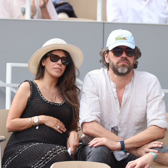 On avait pu voir l'actrice enceinte lors du tournoi de Roland Garros
Reem Kherici, enceinte, et son mari Gilles Lemaire dans les tribunes lors des Internationaux de France de Tennis de Roland Garros 2023. Paris, le 7 juin 2023. © Jacovides-Moreau / Bestimage