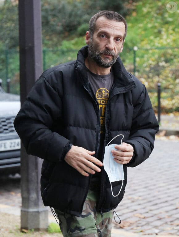 Exclusif - Mathieu Kassovitz à son arrivée dans les studios de la radio RMC à Paris. Le 16 décembre 2020 © Panoramic / Bestimage