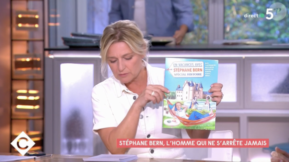 Stéphane Bern invité de "C à vous" pour présenter son carnet de vacances. France 5