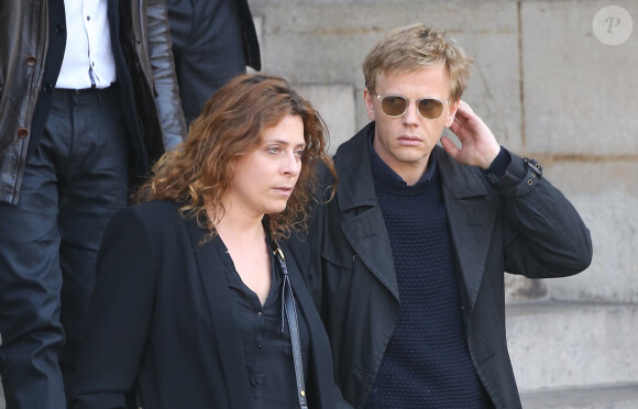 Alex Lutz et sa femme Mathilde Vial - Sorties des obsèques de Sylvie Joly en l'église Saint-Sulpice à Paris le 9 septembre 2015.