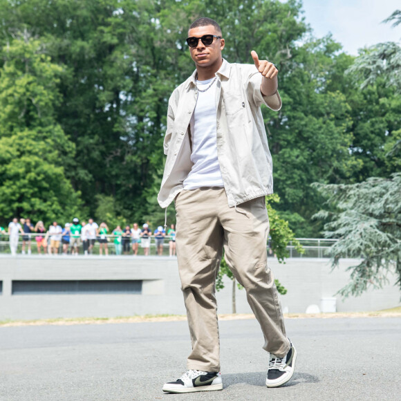 Kylian Mbappé - Les joueurs de l'équipe de France de football arrivent à Clairefontaine pour un entrainement de préparation avant leur prochain match le 16 juin 2023 contre l'équipe de Gibraltar aux Éliminatoires du Championnat d'Europe, le 9 juin 2023.