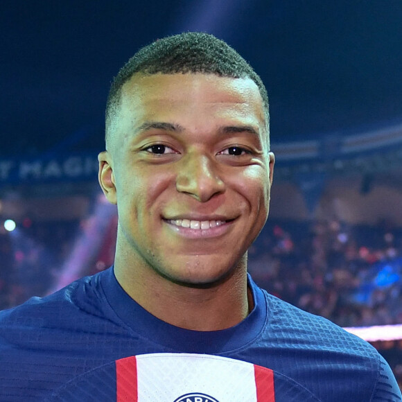 Kylian Mbappé lors de la cérémonie de remise du trophée de champion de France au Paris Saint-Saint-Germain (PSG) après le match de football Ligue 1 Uber Eats opposant le Paris Saint-Germain (PSG) au Clermont Foot 63 au Parc des Princes à Paris, France, le 3 juin 2023. Clermont a gagné 3-2. © Philippe Lecoeur/Pool/Bestimage