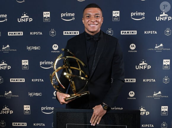 Kylian Mbappé (trophée du meilleur joueur de la saison de Ligue 1 pour la 4ème année consécutive) dans la press-room de la 31ème cérémonie des "Trophées UNFP" au Pavillon Gabriel. Paris, le 28 mai 2023.