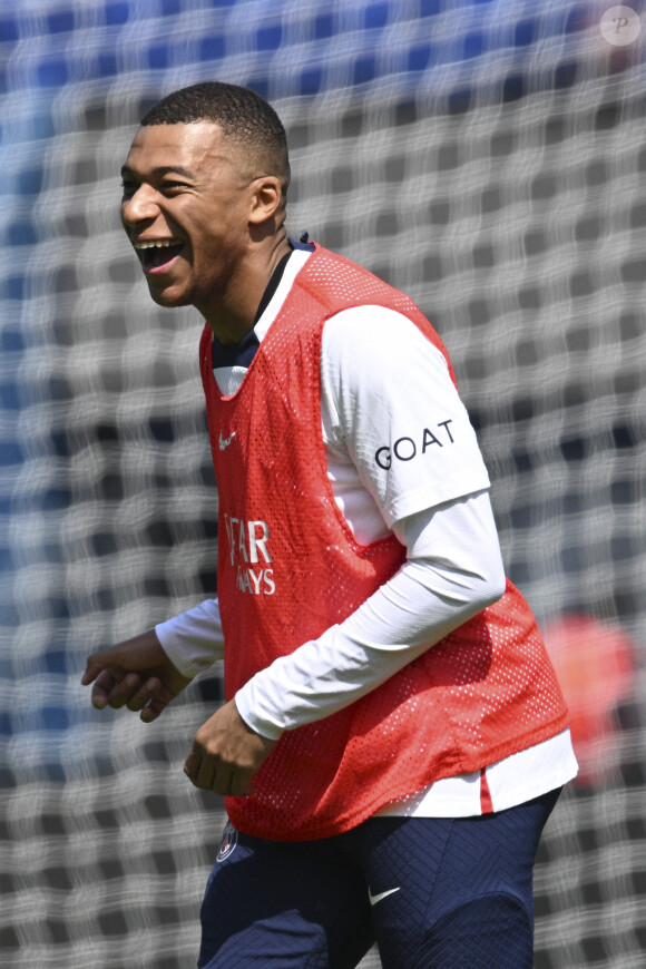 Kylian Mbappe (PSG) Kylian Mbappe (PSG) - Entrainement de l'équipe du Paris Saint-Germain (PSG) au Parc des Princes à Paris, France, le 24 mai 2023. © Jean-Baptiste Autissier/Panoramic/Bestimage