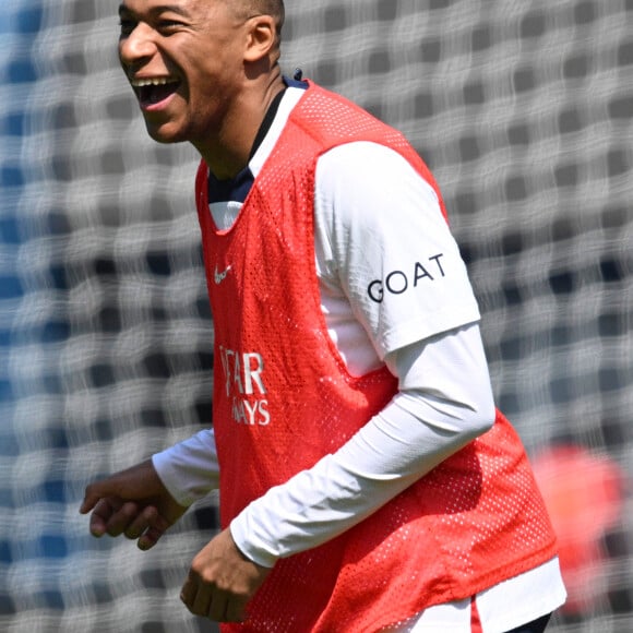 Kylian Mbappe (PSG) Kylian Mbappe (PSG) - Entrainement de l'équipe du Paris Saint-Germain (PSG) au Parc des Princes à Paris, France, le 24 mai 2023. © Jean-Baptiste Autissier/Panoramic/Bestimage