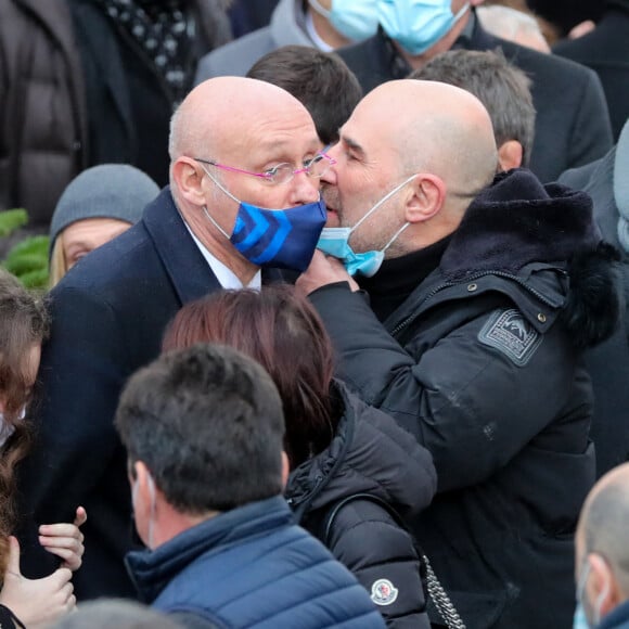 Bernard Laporte et Vincent Moscato - Sorties - famille et amis - Cérémonie religieuse en hommage au joueur Christophe Dominici en l'église Saint-Cécile à Boulogne Billancourt le 2 décembre 2020