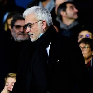 Pascal Praud dans les tribunes lors du match de Ligue 1 Uber Eats "PSG - Nantes(3-1)" au stade du Parc des Princes à Paris, le 20 novembre 2021.