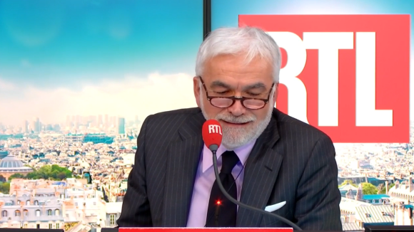 Pascal Praud fait ses adieux à RTL à la fin de son émission "Les Auditeurs ont la parole".