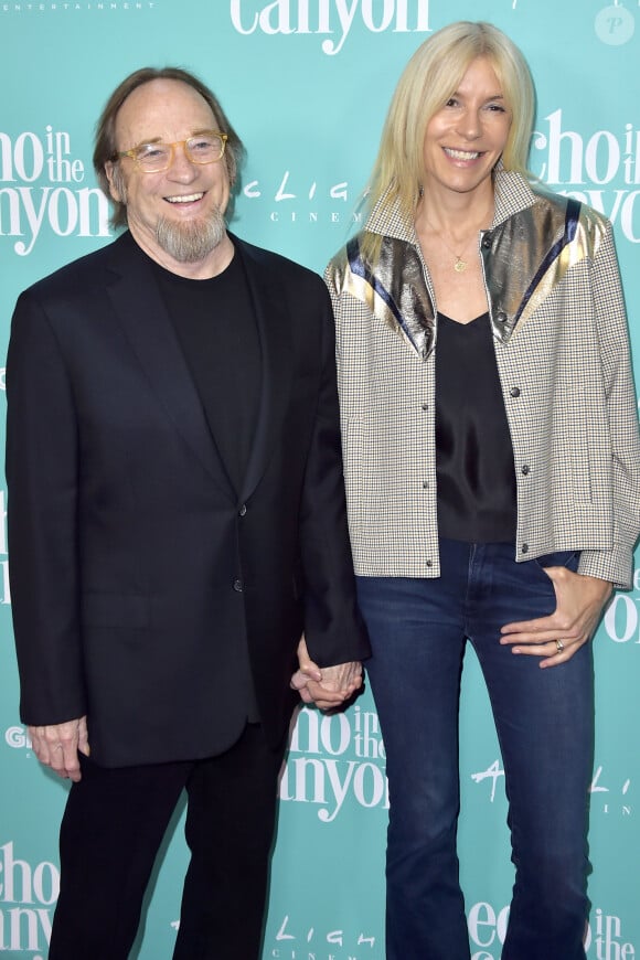 Stephen Stills et sa femme Kristen - Première du documentaire musical "Echo in the Canyon" au cinéma ArcLight à Los Angeles. 24 mai 2019. 
