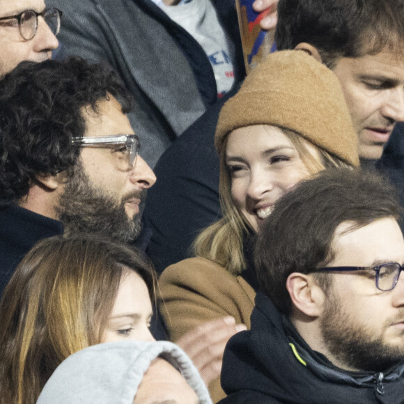 Maxim Nucci (Yodelice) et sa compagne Isabelle Ithurburu dans les tribunes lors du match de rugby du Tournoi des 6 Nations opposant la France à l'Angleterre au stade de France, à Saint-Denis, Seine Saint-Denis, France, le 19 mars 2022. © Cyril Moreau/Bestimage