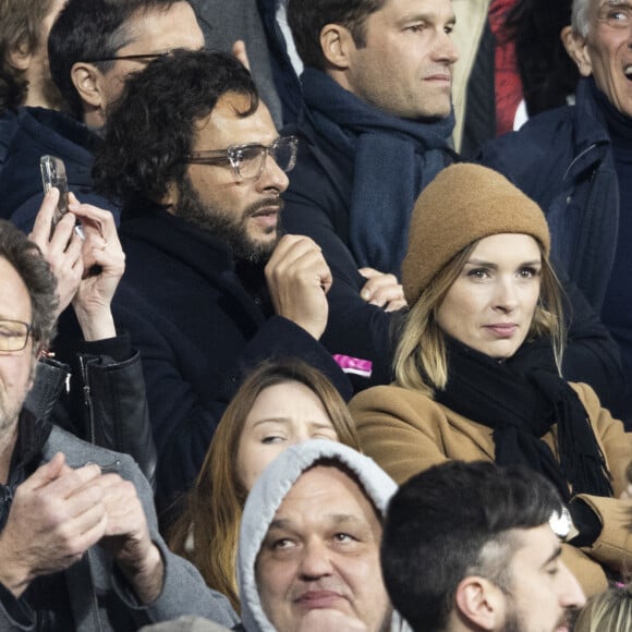 Maxim Nucci (Yodelice) et sa compagne Isabelle Ithurburu dans les tribunes lors du match de rugby du Tournoi des 6 Nations opposant la France à l'Angleterre au stade de France, à Saint-Denis, Seine Saint-Denis, France, le 19 mars 2022. © Cyril Moreau/Bestimage