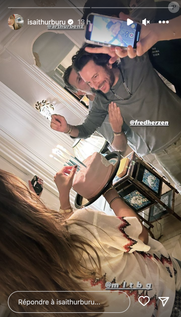 Il s'agissait de l'anniversaire de l'un de ses proches, prénommé Fred Herzen.
Isabelle Ithurburu et son compagnon Maxim Nucci fêtent l'anniversaire d'un ami. Instagram