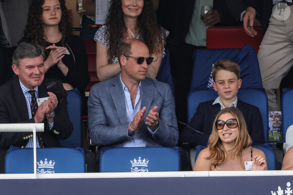 Le papa cool et son fiston ont parfois les mêmes attitudes
Le prince William et son fils aîné le prince George de Cambridge regardant la quatrième journée des Ashes, les célèbres test-matchs de cricket entre l'Australie et l'Angleterre, le 1er juillet 2023