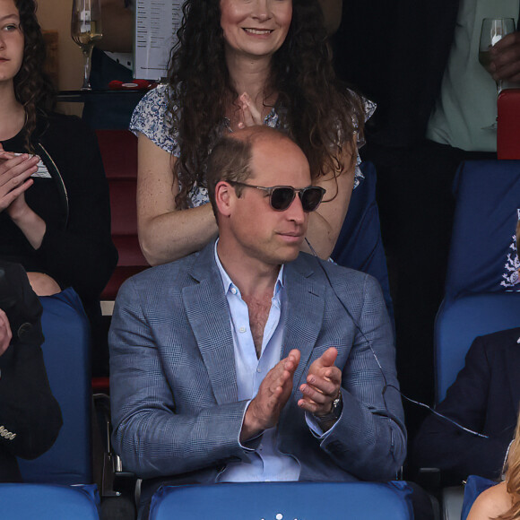 Le papa cool et son fiston ont parfois les mêmes attitudes
Le prince William et son fils aîné le prince George de Cambridge regardant la quatrième journée des Ashes, les célèbres test-matchs de cricket entre l'Australie et l'Angleterre, le 1er juillet 2023