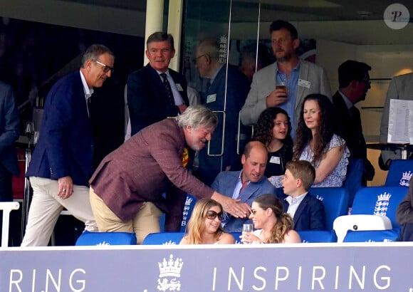 Chic et décontractés, père et fils partagent de grandes ressemblances physiques mais pas seulement
Le prince William et son fils aîné le prince George de Cambridge regardant la quatrième journée des Ashes, les célèbres test-matchs de cricket entre l'Australie et l'Angleterre, le 1er juillet 2023