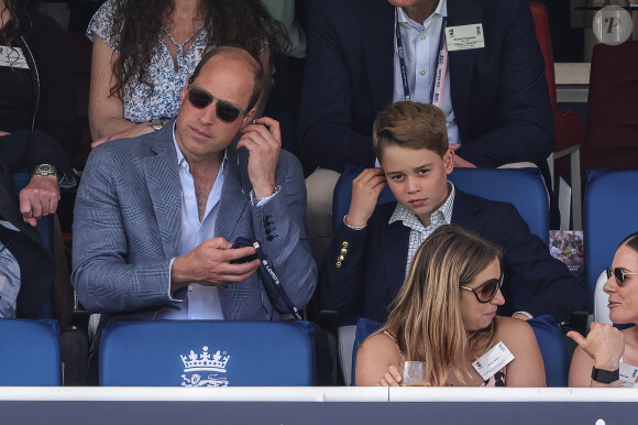 Le prince William et son fils aîné le prince George de Cambridge regardant la quatrième journée des Ashes, les célèbres test-matchs de cricket entre l'Australie et l'Angleterre, le 1er juillet 2023