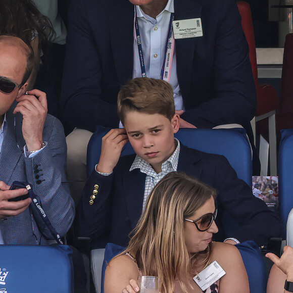 Le prince William et son fils aîné le prince George de Cambridge regardant la quatrième journée des Ashes, les célèbres test-matchs de cricket entre l'Australie et l'Angleterre, le 1er juillet 2023