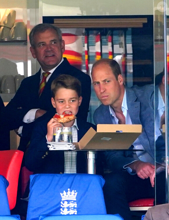 Le prince William et son fils aîné le prince George de Cambridge regardant la quatrième journée des Ashes, les célèbres test-matchs de cricket entre l'Australie et l'Angleterre, le 1er juillet 2023