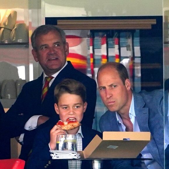 Le prince William et son fils aîné le prince George de Cambridge regardant la quatrième journée des Ashes, les célèbres test-matchs de cricket entre l'Australie et l'Angleterre, le 1er juillet 2023