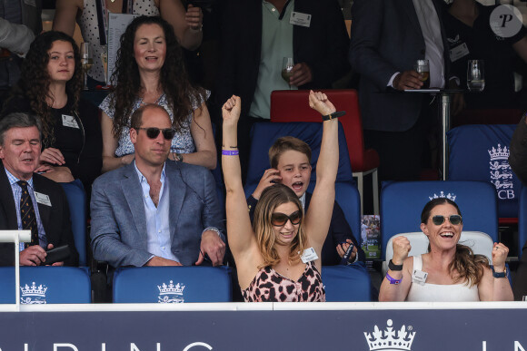 Le prince William et son fils aîné le prince George de Cambridge regardant la quatrième journée des Ashes, les célèbres test-matchs de cricket entre l'Australie et l'Angleterre, le 1er juillet 2023