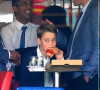 Un instant décontracté jusque dans le menu, puisque qu'une pizza a été dévoré par le petit prince
Le prince William et son fils aîné le prince George de Cambridge regardant la quatrième journée des Ashes, les célèbres test-matchs de cricket entre l'Australie et l'Angleterre, le 1er juillet 2023