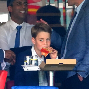 Un instant décontracté jusque dans le menu, puisque qu'une pizza a été dévoré par le petit prince
Le prince William et son fils aîné le prince George de Cambridge regardant la quatrième journée des Ashes, les célèbres test-matchs de cricket entre l'Australie et l'Angleterre, le 1er juillet 2023