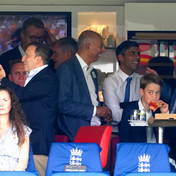 Le prince William et son fils aîné le prince George de Cambridge regardant la quatrième journée des Ashes, les célèbres test-matchs de cricket entre l'Australie et l'Angleterre, le 1er juillet 2023
