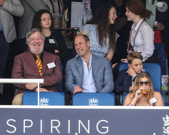 Sport national adoré par tous les pays membres du Commonwealth, il passionne William qui transmet cette culture à son fils
Le prince William et son fils aîné le prince George de Cambridge regardant la quatrième journée des Ashes, les célèbres test-matchs de cricket entre l'Australie et l'Angleterre, le 1er juillet 2023