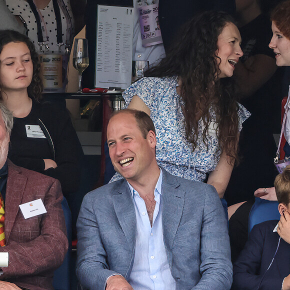 Sport national adoré par tous les pays membres du Commonwealth, il passionne William qui transmet cette culture à son fils
Le prince William et son fils aîné le prince George de Cambridge regardant la quatrième journée des Ashes, les célèbres test-matchs de cricket entre l'Australie et l'Angleterre, le 1er juillet 2023