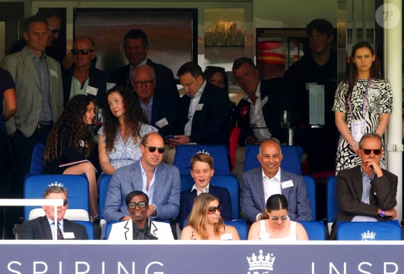 Le prince William et son fils aîné le prince George de Cambridge regardant la quatrième journée des Ashes, les célèbres test-matchs de cricket entre l'Australie et l'Angleterre, le 1er juillet 2023