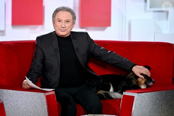 Et d'ajouter : "Je ne mangeais plus. J'ai perdu 10 kg."
Exclusif - Michel Drucker et sa chienne Isia - Enregistrement de l'émission "Vivement Dimanche, spéciale M.Galabru", au Studio Gabriel à Paris, présentée par M.Drucker et diffusée le 22 janvier © Guillaume Gaffiot / Bestimage