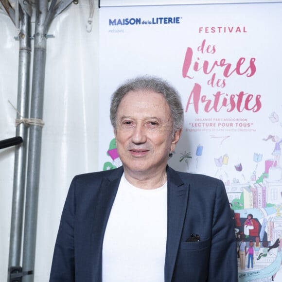 Exclusif - Michel Drucker - Festival des Livres et des Artistes organisé par l'association "Lecture pour Tous" engagée dans la lutte contre l'illettrisme au Mail Branly à Paris le 3 juillet 2022. © Pierre Perusseau / Jack Tribeca / Bestimage