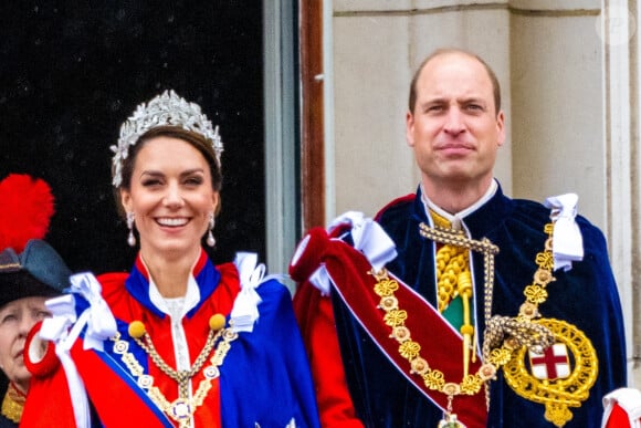 Une version "plus douce" était prévue avant l'intervention de Kate Middleton 
Le prince William, prince de Galles, et Catherine (Kate) Middleton, princesse de Galles - La famille royale britannique salue la foule sur le balcon du palais de Buckingham lors de la cérémonie de couronnement du roi d'Angleterre à Londres le 5 mai 2023. 